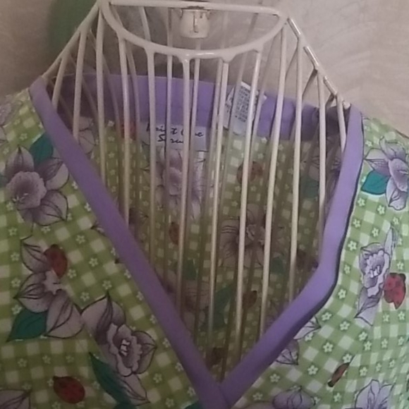 Point one medical scrubs work ladybugs and flowers - Picture 3 of 5